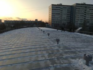 очистка снега с крыши