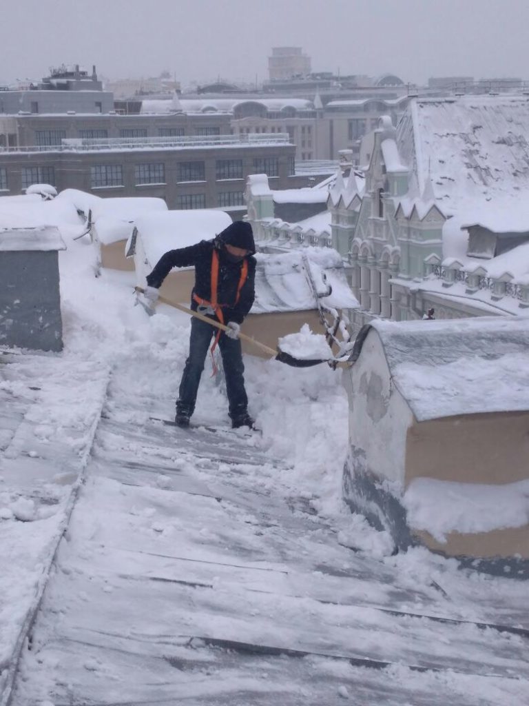 очистка кровли от снега в Москве