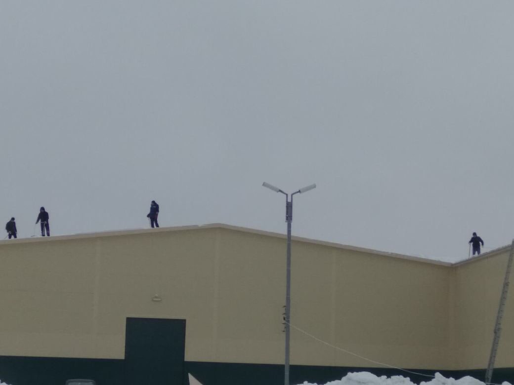 очистка снега с крыши склада