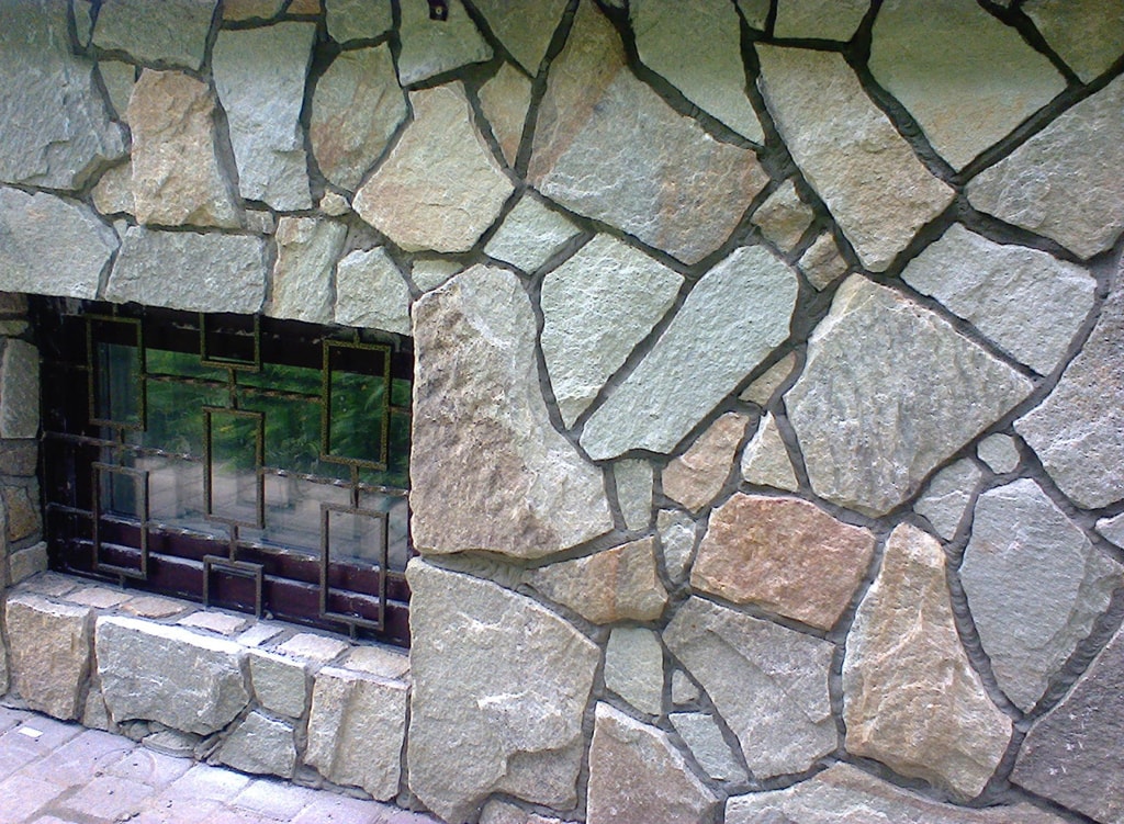 Цоколь и фасад из натурального камня