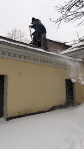 работа по уборке снега с крыши