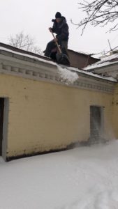 работа по уборке снега с крыши