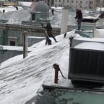 уборка снега с крыши в центре Москвы