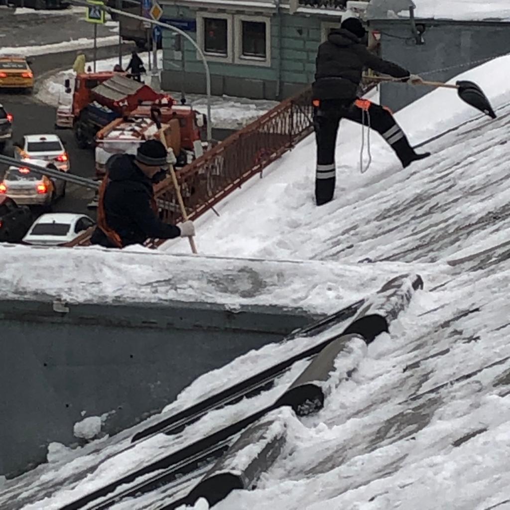уборка снега с крыши в центре Москвы