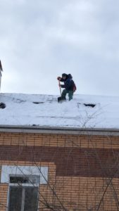 уборка снега с крыши