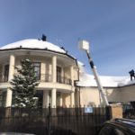 уборка снега с крыши коттеджа