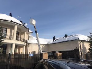 уборка снега с крыши коттеджа