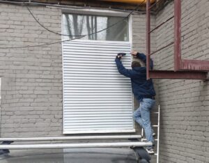 монтаж решетки на окна